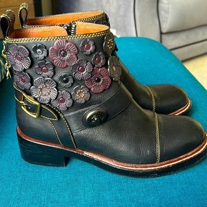 Rare COACH | Tea Rose Block Heel Moto Booties | Black